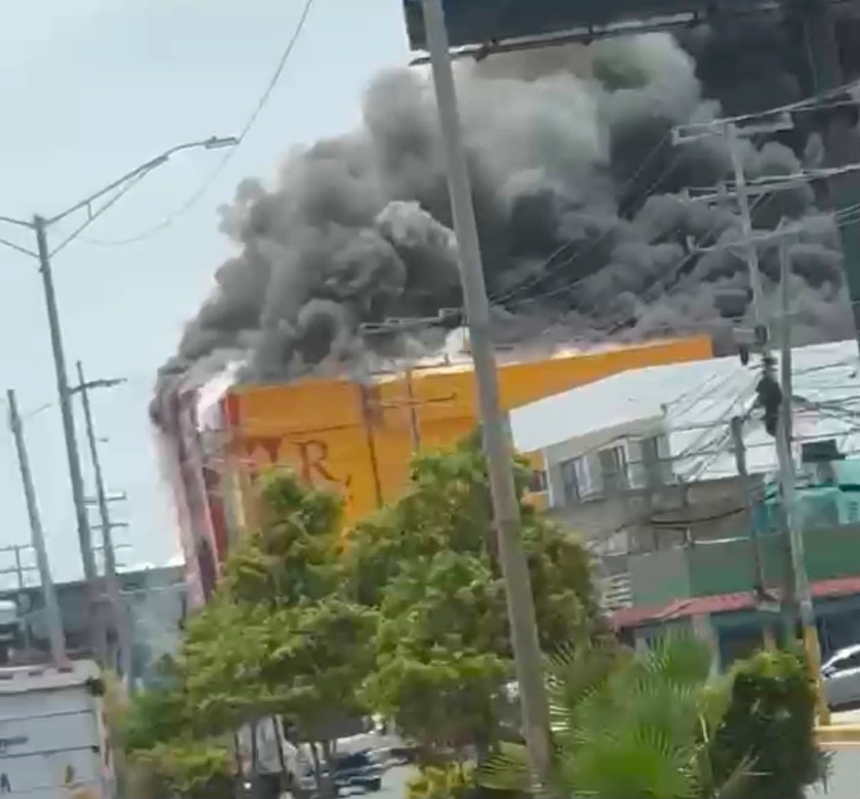 Detienen 17 personas por saqueo durante incendio en tienda L & R Comercial