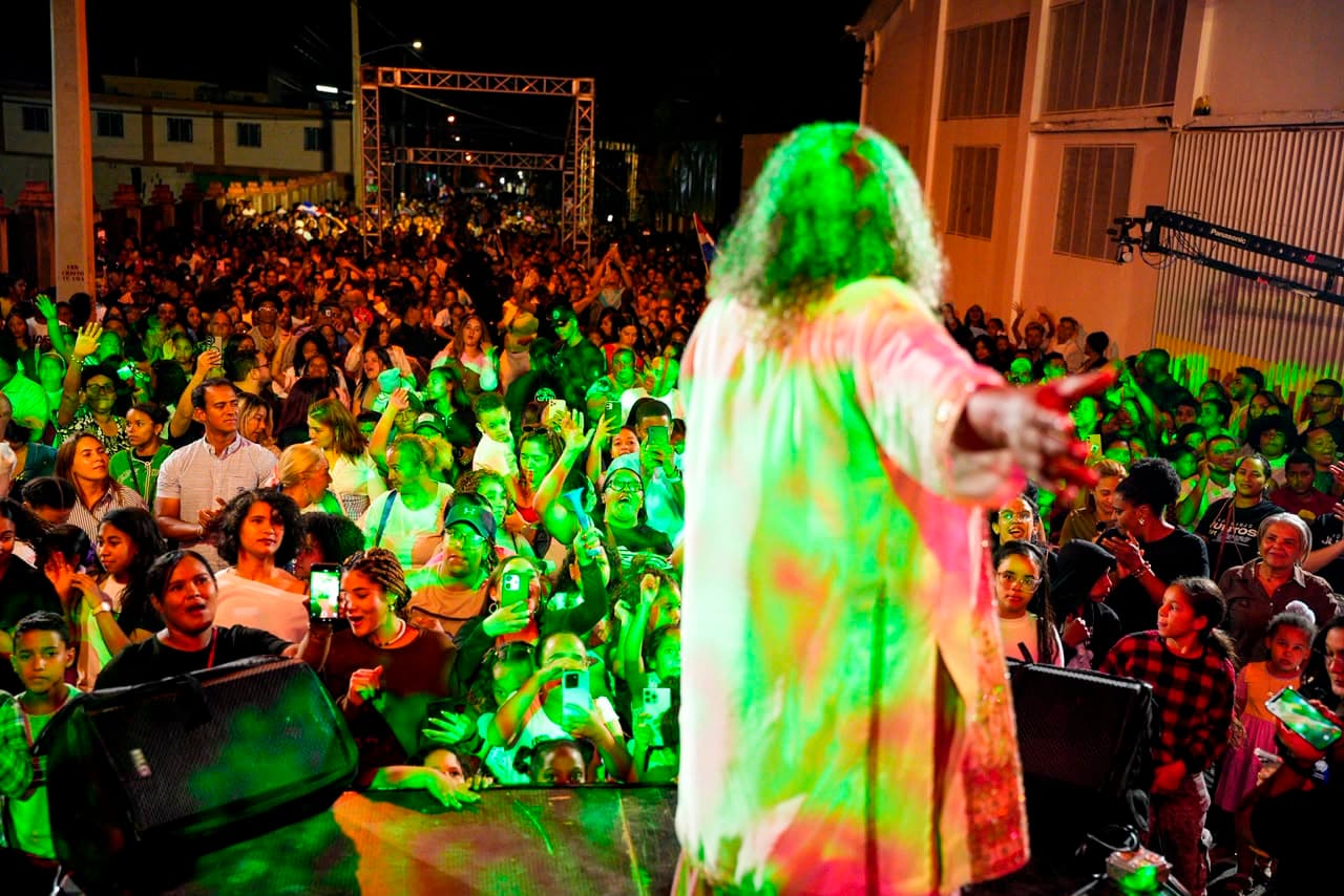 Constanza vive multitudinaria noche de fe con histórico concierto “Adorando Juntos”