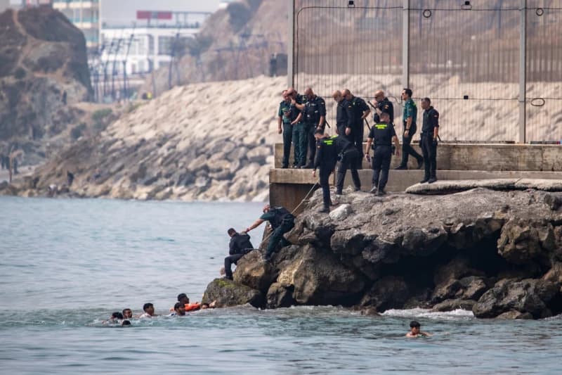 Crisis migratoria en Ceuta: España refuerza la frontera