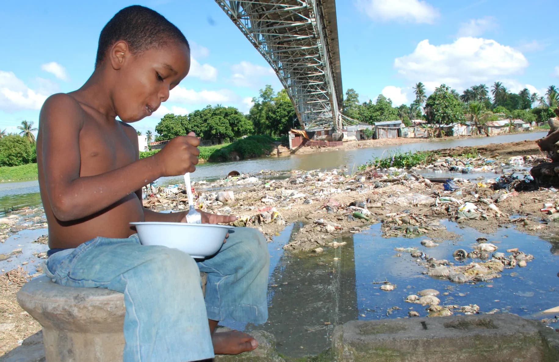Niño comiendo