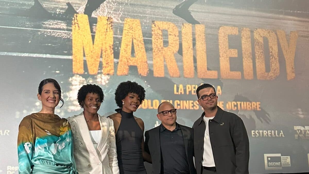 Realizadores y protagonista de la película Marileidy juntoa a la atleta