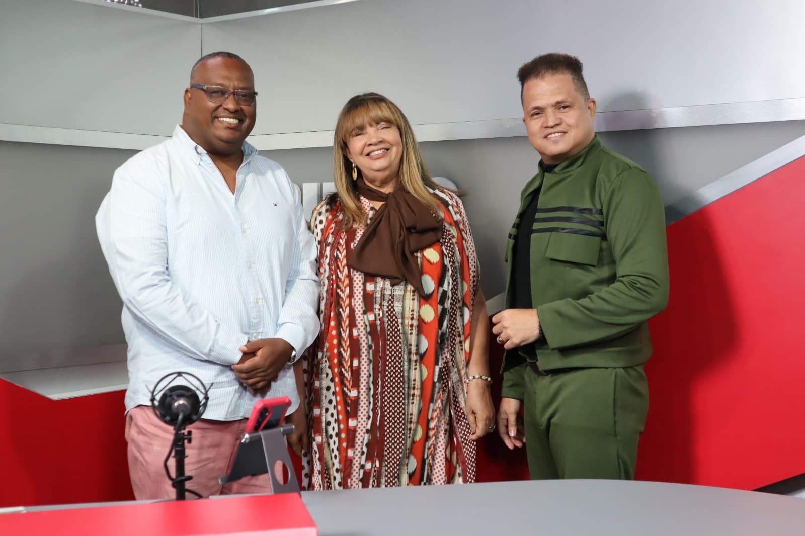 Benito Antonio, presidente de la Asociación de Diseñadores Dominicanos, y Ana Ulloa, vicepresidenta del gremio