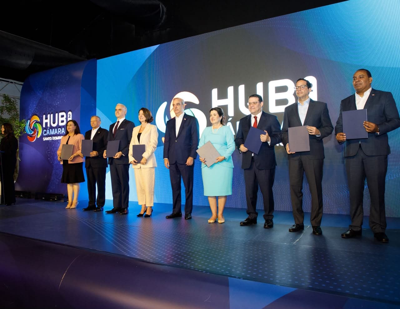 Gobierno dominicano y Amazon lanzan programa de 50,000 becas para formar en IA
