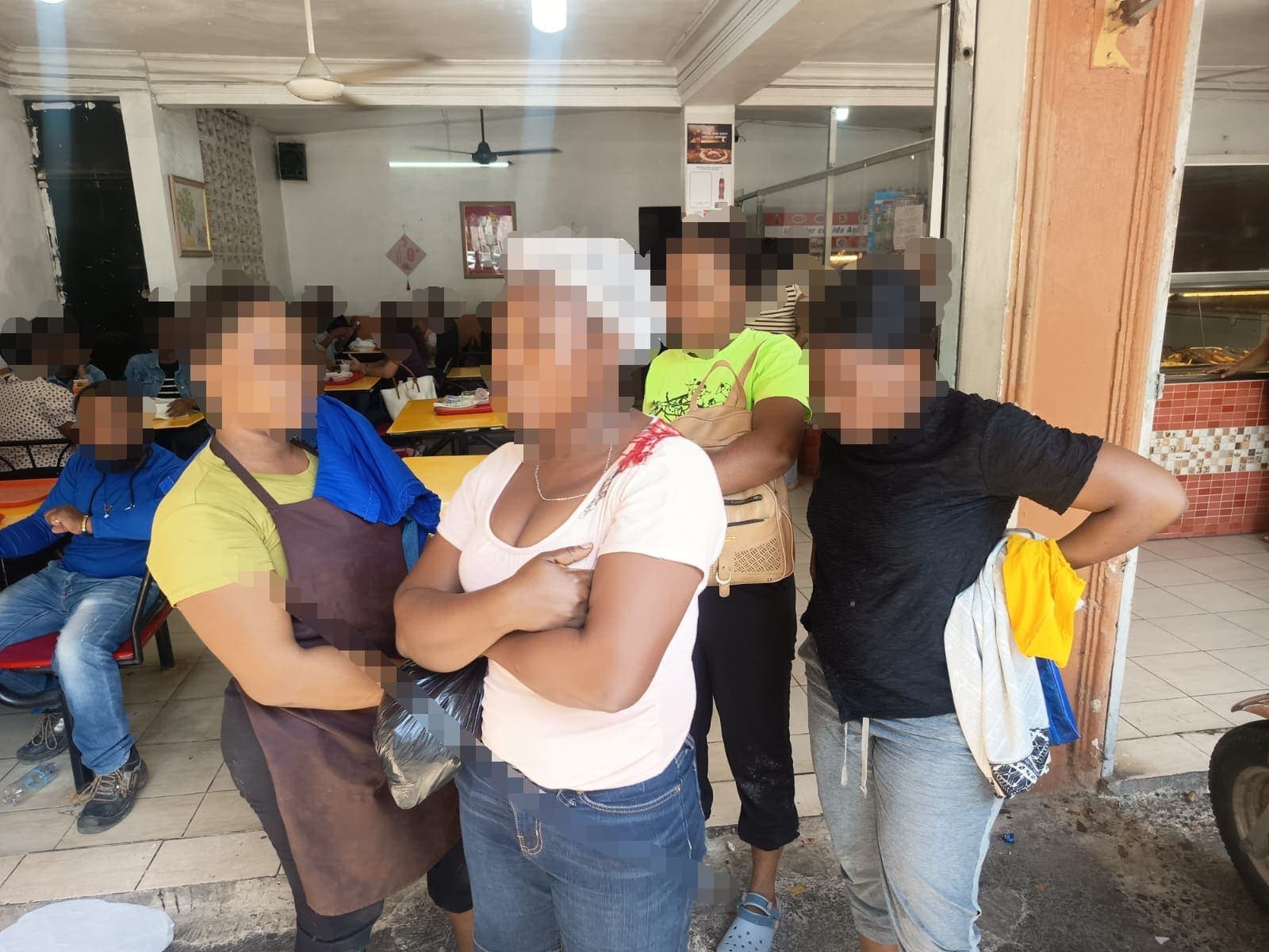 Migración saca 38 haitianos indocumentados de doce 'pica pollos' en Santo Domingo