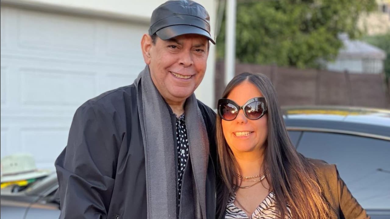 Esposa de Fernando Villalona aclara que el artista recibe tratamiento por bacterias estomacales; se encuentra estable y fuera de peligro
