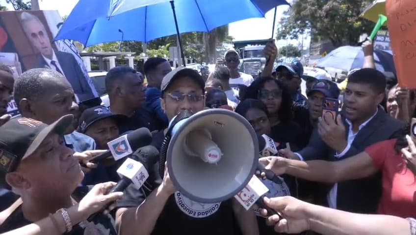 Trabajadores de escuelas públicas marchan al Palacio Nacional en demanda de aumento salarial